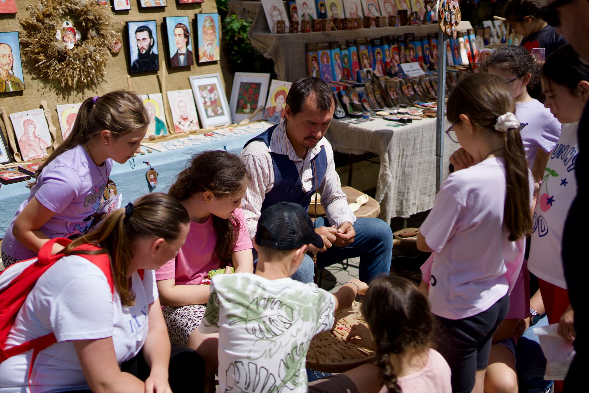 Copii participând la un atelier