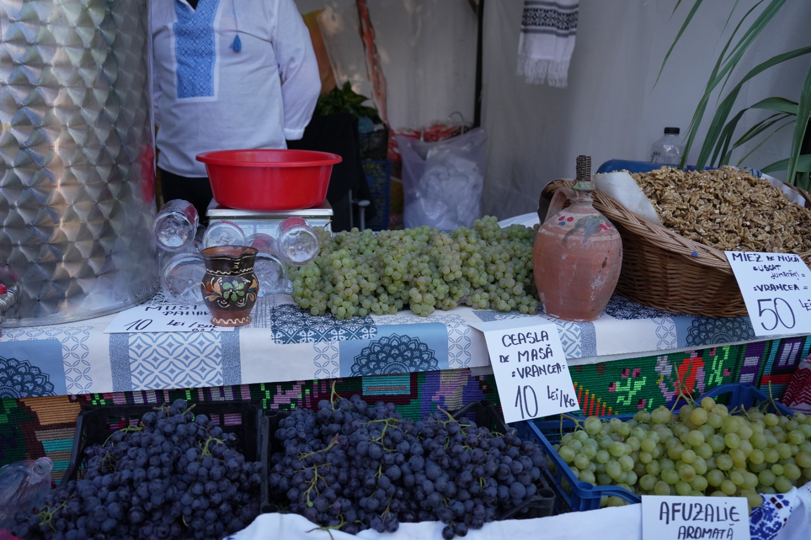Stand cu struguri și produse ale producătorilor