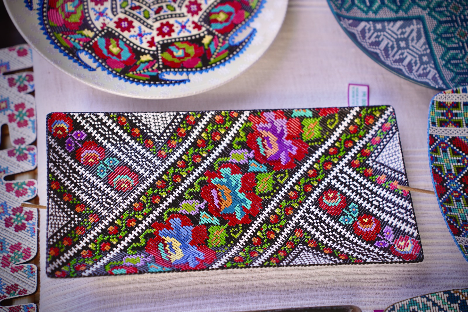 Broderie populară lucrată manual
